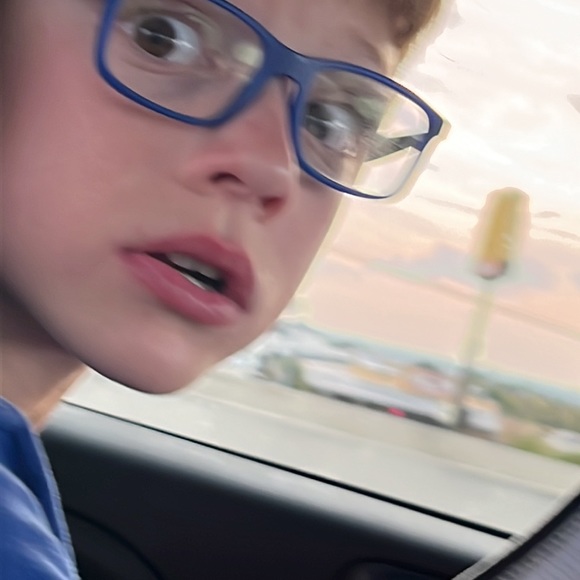 Meet your Posher, Emily I am a mom of 2 those are my Kids! - Picture 2 of 2